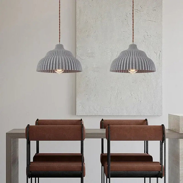 Suspension en céramique plissée design gris et orange
