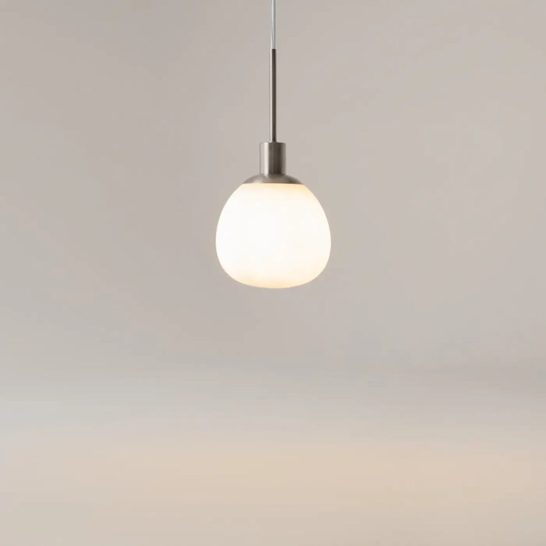 Suspension luminaire erich globe avec globe en verre soufflé et tige métallique brossée pour une lumière douce art déco