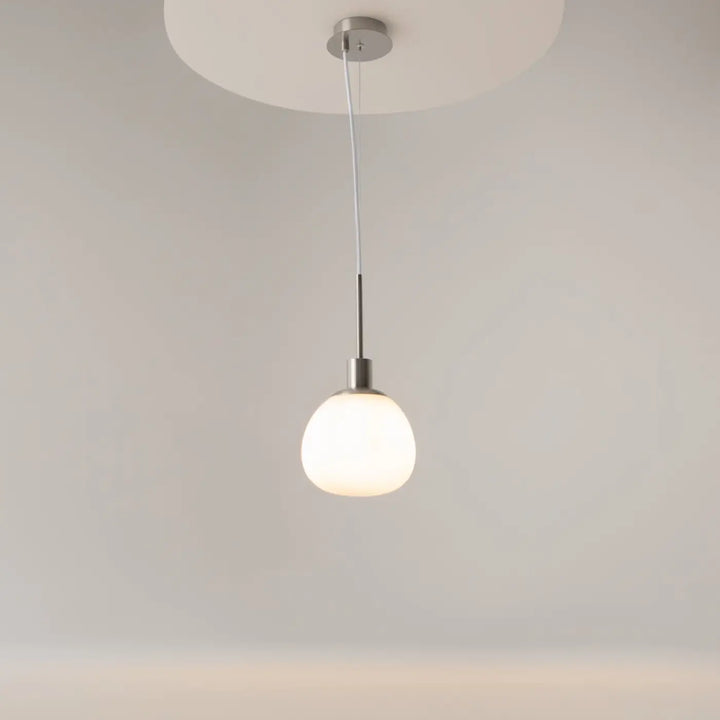 Luminaire suspension erich globe en verre soufflé avec lumière douce et finition métallique style art déco minimaliste
