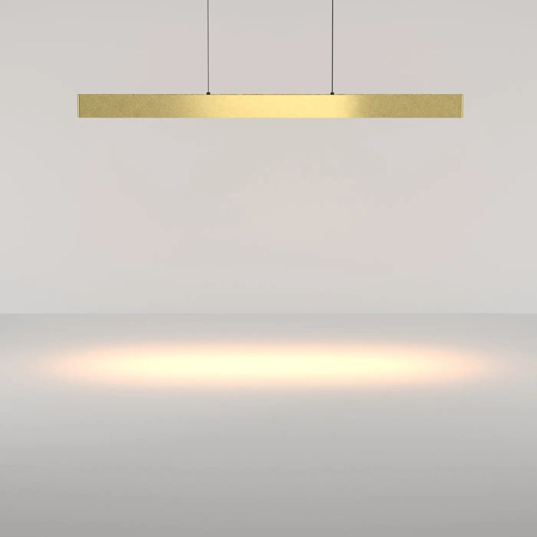 Suspension luminaire euphoria linéaire en or avec led linéaire et lift intégré, idéale au-dessus d’une table pour une ambiance chaleureuse