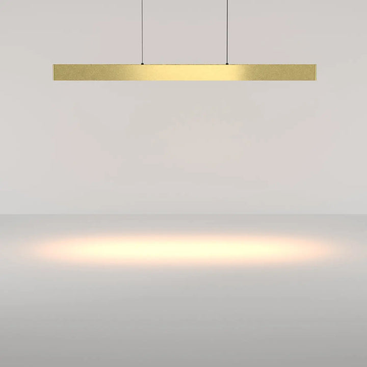 Suspension luminaire euphoria linéaire en or avec led linéaire et lift intégré, idéale au-dessus d’une table pour une ambiance chaleureuse