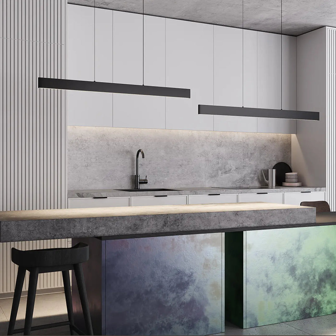 Suspension luminaire euphorie linéaire led linéaire avec lift intégré au-dessus d’une table et îlot cuisine béton moderne