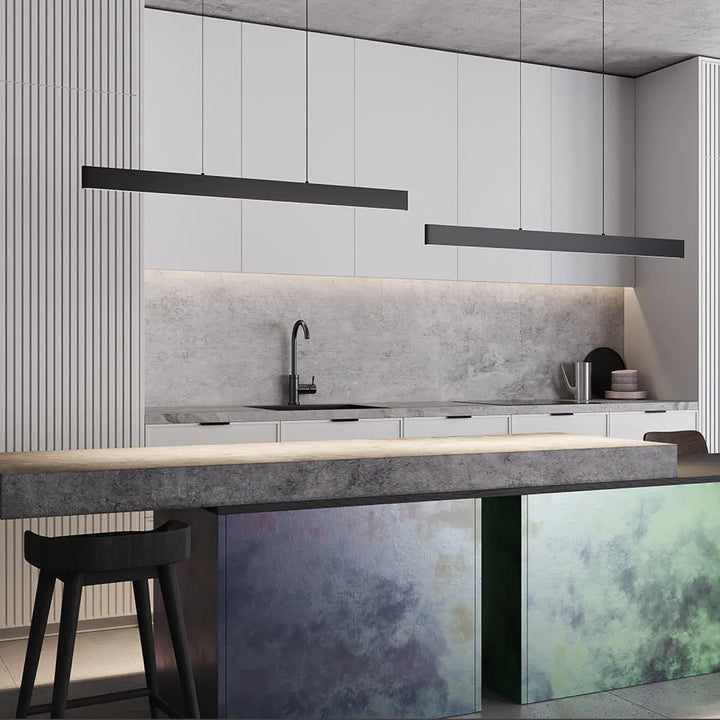 Suspension luminaire euphorie linéaire led linéaire avec lift intégré au-dessus d’une table et îlot cuisine béton moderne