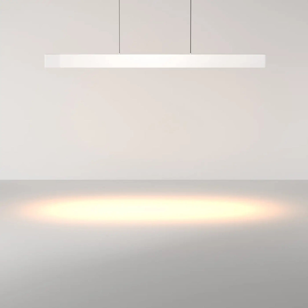 Suspension luminaire euphoria linéaire blanche minimaliste avec led linéaire et lift intégré au-dessus d’une table