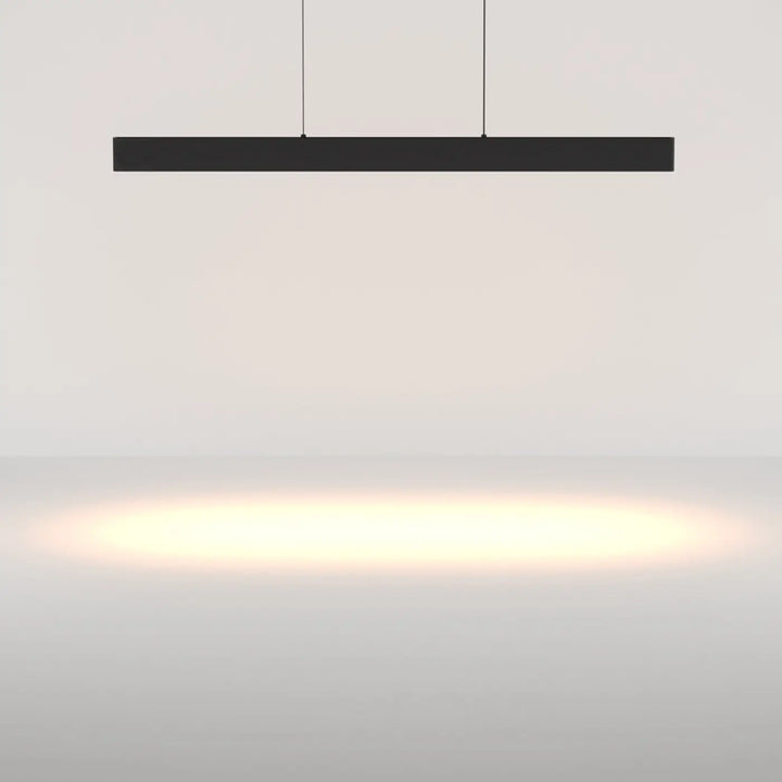 Suspension luminaire euphoria linéaire noir avec led linéaire et lift intégré, idéal au-dessus d’une table pour ambiance chaleureuse