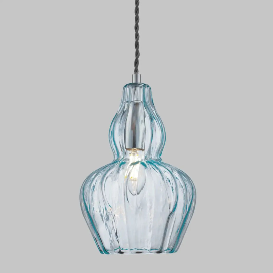 Suspension eustoma en verre bleu clair translucide avec design côtelé en forme de sablier et cordon noir torsadé idéale d’une table ou d’un îlot