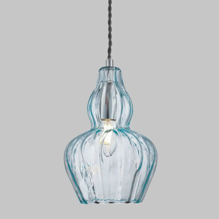 Suspension eustoma en verre bleu clair translucide avec design côtelé en forme de sablier et cordon noir torsadé idéale d’une table ou d’un îlot