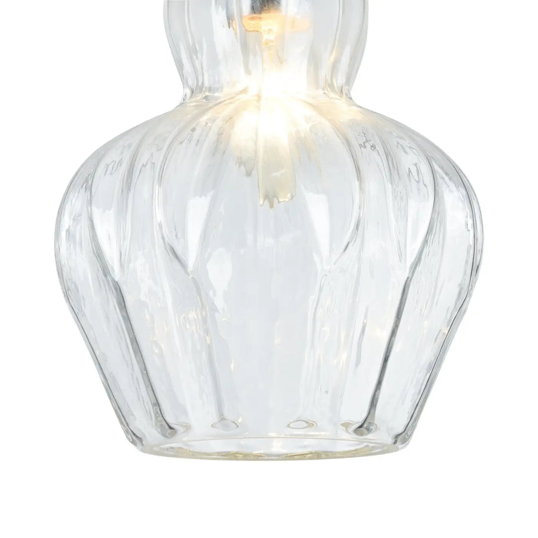 Suspension eustoma en verre clair nervuré avec une lumière chaude idéale au-dessus d’une table ou d’un îlot