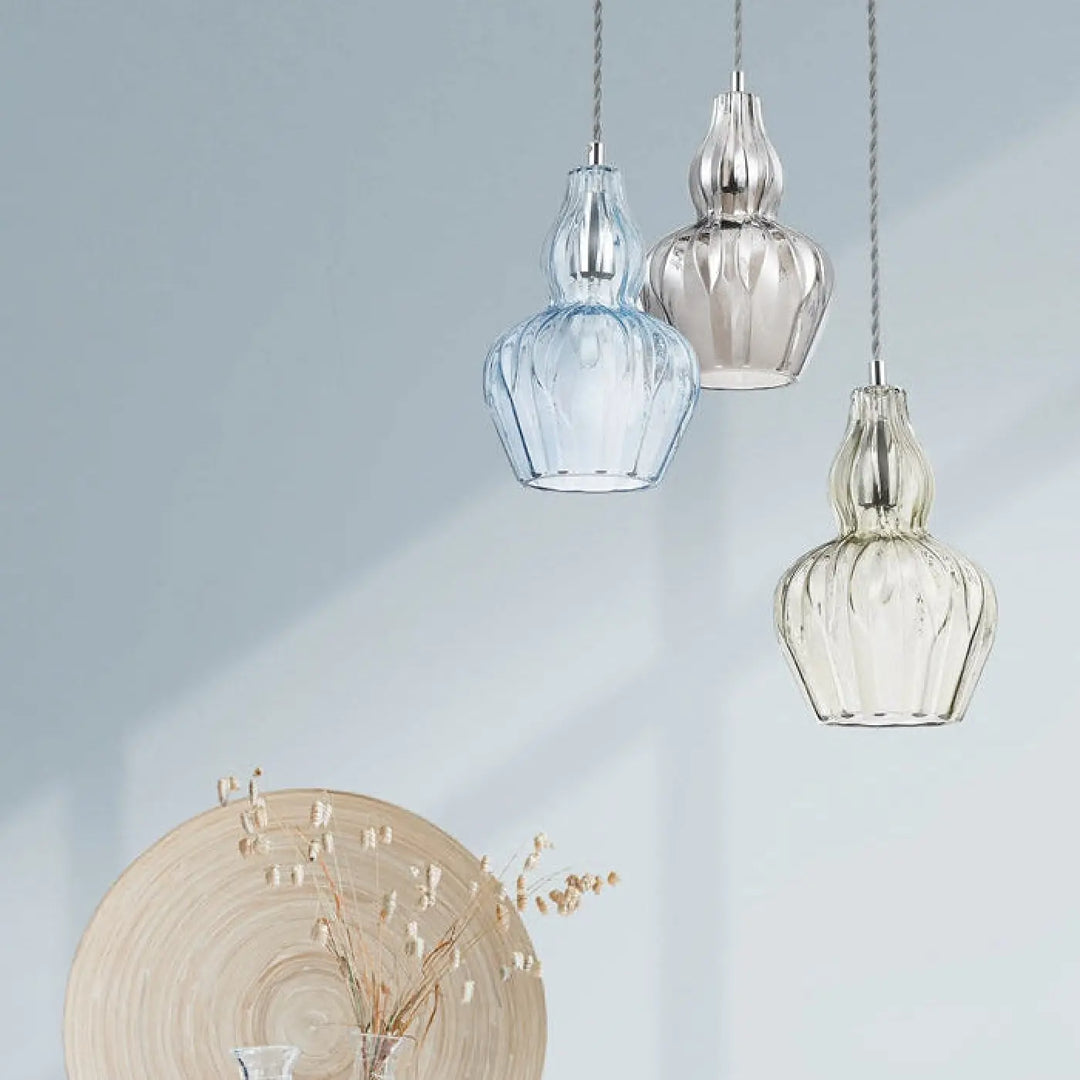 Suspension eustoma avec trois lampes pendantes en verre en forme de gourde bleu translucide, argenté et clair pour d’une table ou d’un îlot