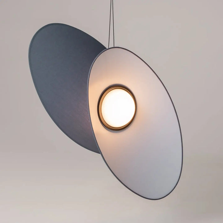 Suspension luminaire evolution led avec double abat-jour circulaire gris mat et blanc givré encadrant une led intégrée chaleureuse