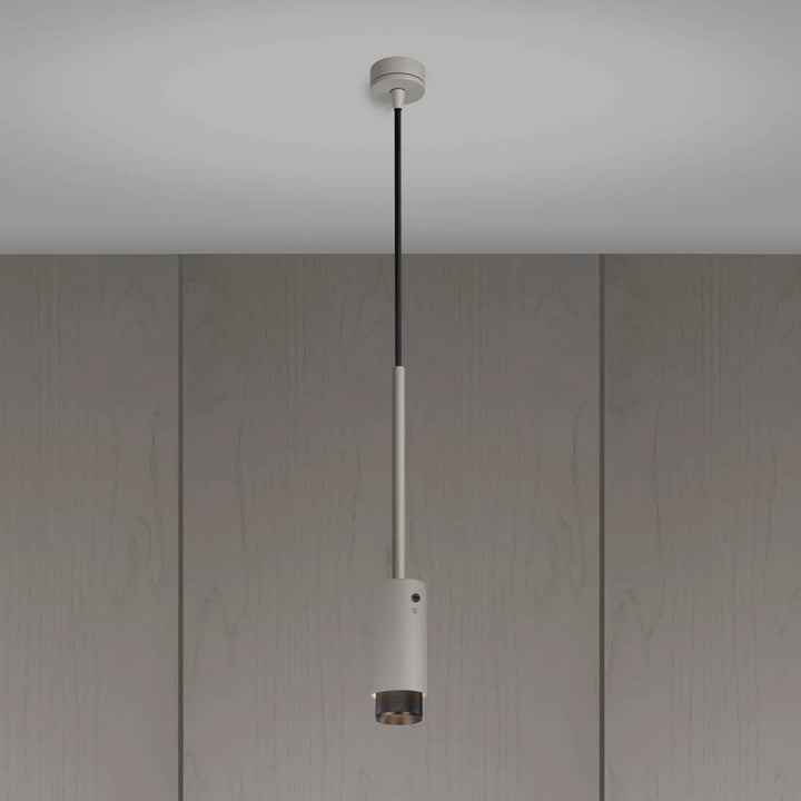 Suspension Exhaust à gravure quadrillée en aluminium coloris Pierre et détails en bronze fumé #couleur_gris