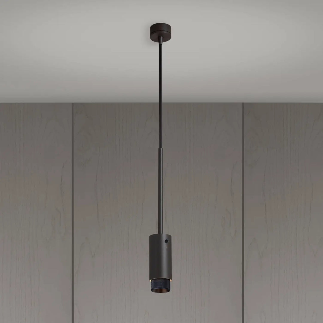 Suspension Exhaust à gravure quadrillée en aluminium graphite et détails noirs #couleur_noir