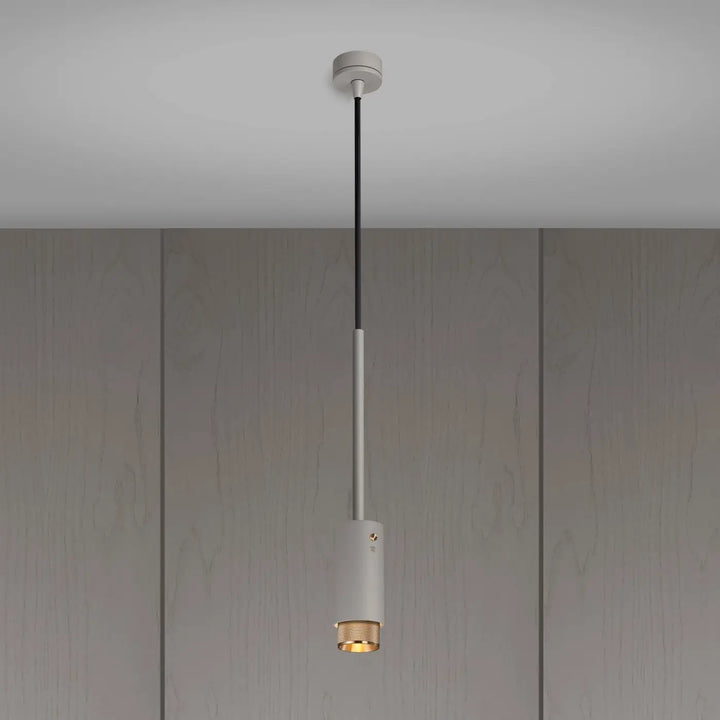 Suspension Exhaust à gravure quadrillée en aluminium coloris Pierre et détails en laiton #couleur_dor