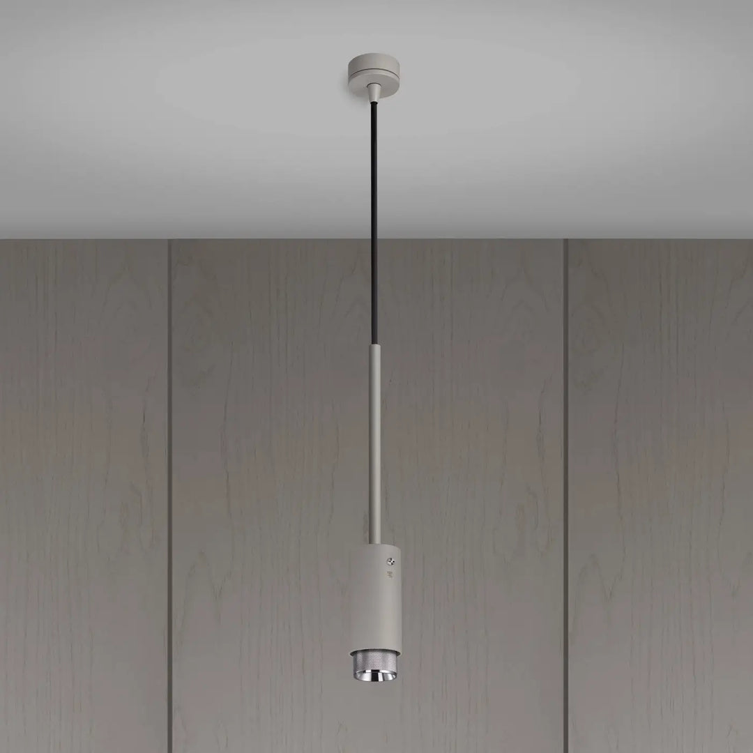 Suspension Exhaust à gravure quadrillée Pierre de Buster + Punch, finition acier #couleur_argent