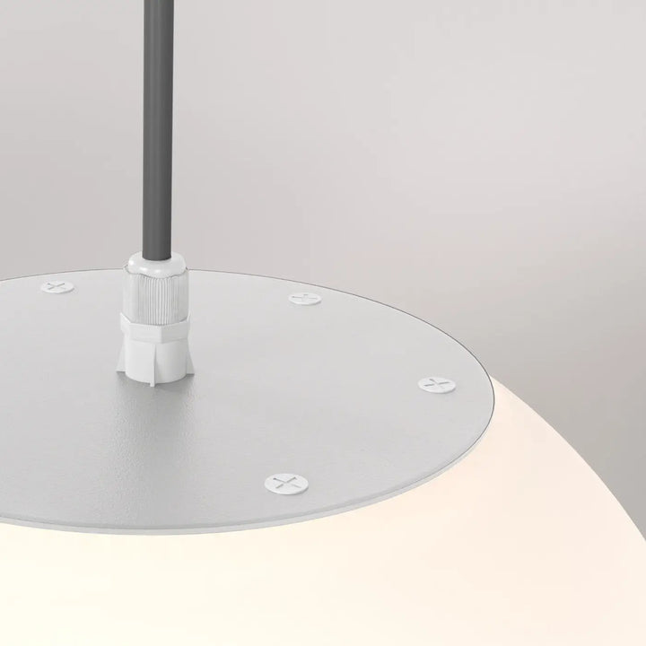 Suspension luminaire erda avec globe opalin blanc et fixation visible à quatre vis pour suspension extérieure monture noire