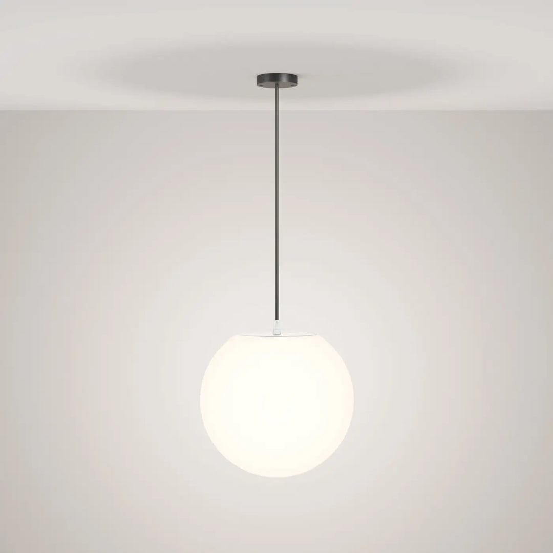 Suspension luminaire erda avec globe opalin en verre dépoli et monture noire en métal pour usage extérieur