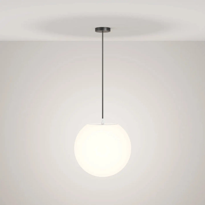 Suspension luminaire erda avec globe opalin en verre dépoli et monture noire en métal pour usage extérieur