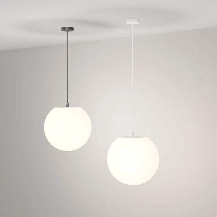Deux suspensions luminaire erda avec globe opalin diffusant une lumière douce, une monture noire et une corde blanche