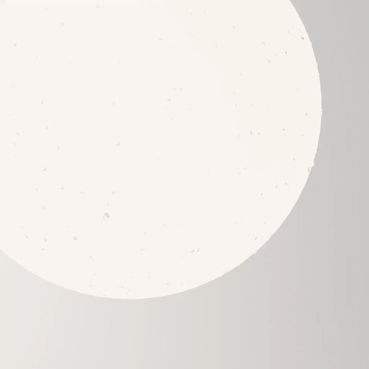 Suspension luminaire erda avec globe opalin blanc tacheté et surface lisse pour montage monture noire suspension extérieure erda
