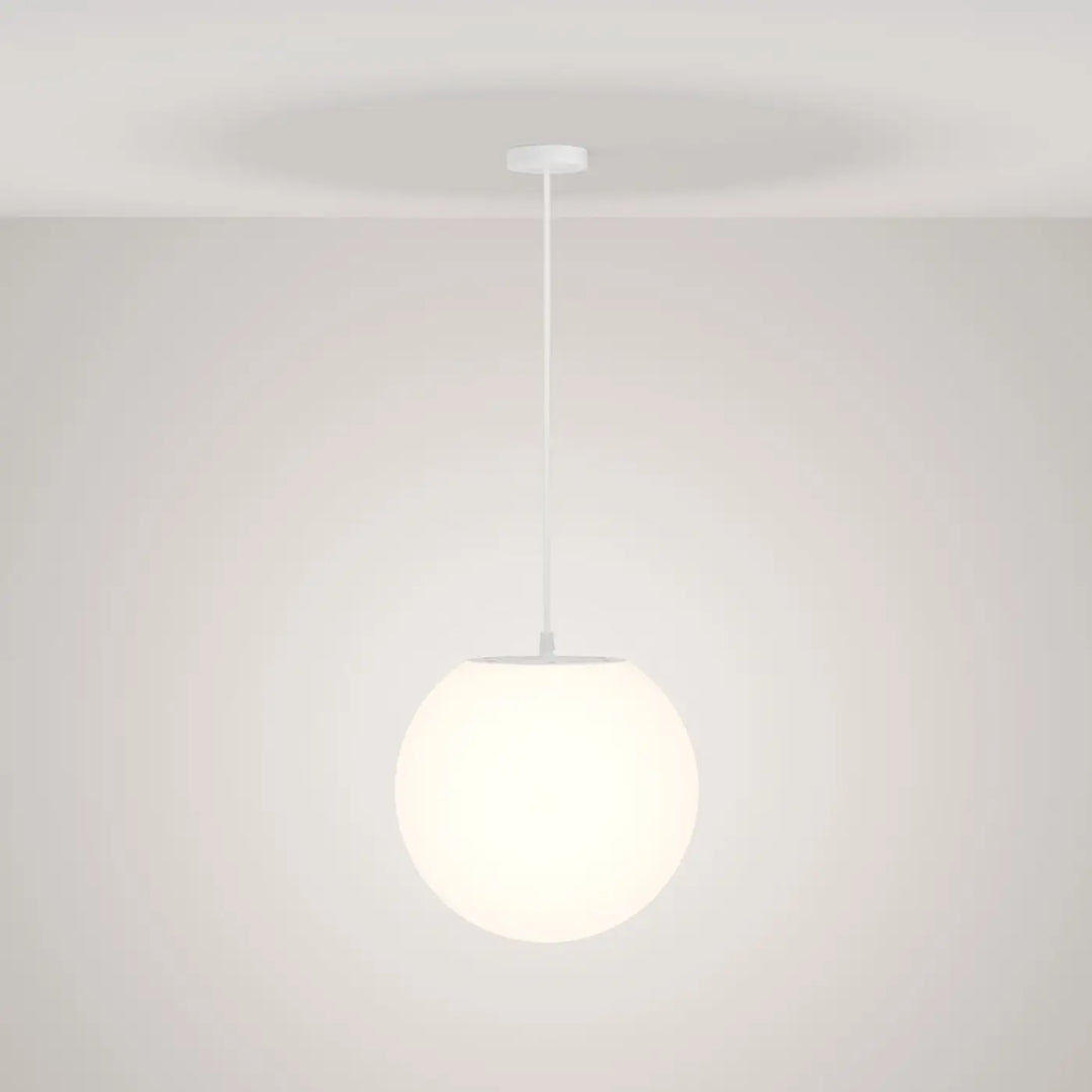 Suspension luminaire erda globe opalin en verre dépoli blanc avec monture noire et câble fin pour suspension extérieure