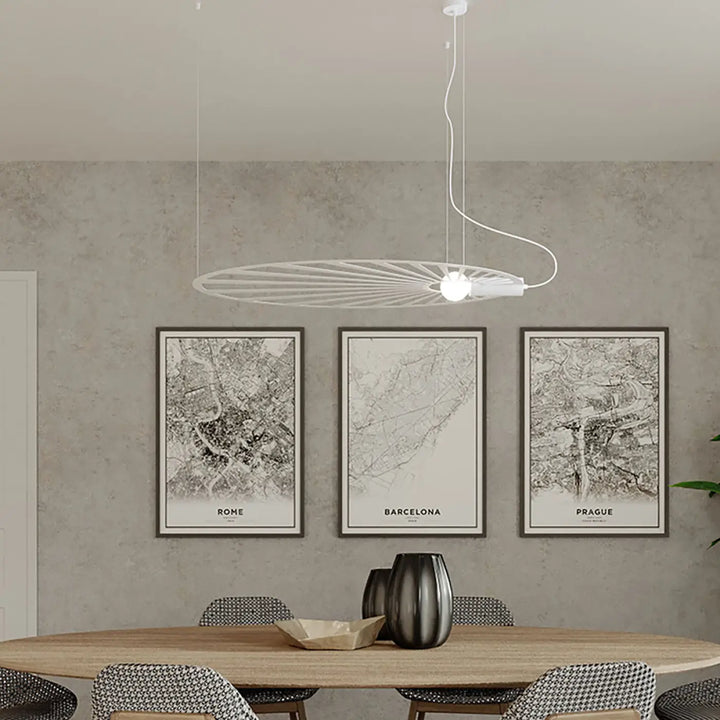 Suspension LEHDET blanc au-dessus d'une table