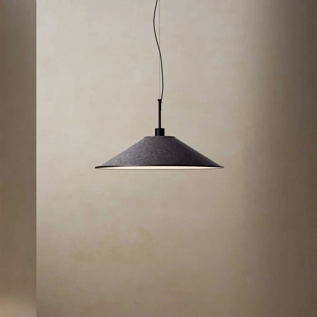 Suspension Shoemaker en feutre gris anthracite dans un intérieur #couleur_gris_anthracite