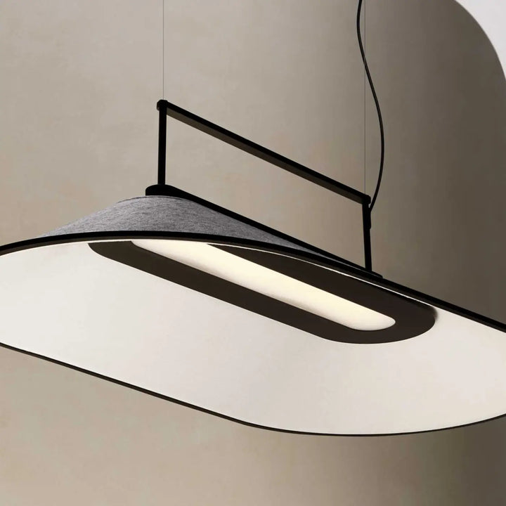 Gros plan sur le feutre gris clair de la suspension Shoemaker #couleur_gris_clair