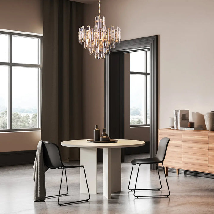 Suspension flare moderne avec structure dorée et verres fumés en cristaux facettés suspendus par chaîne