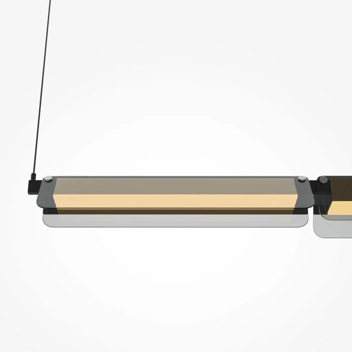 Suspension flat linéaire avec verre teinté ambre et gris encadré de métal noir mat et led linéaire intégré