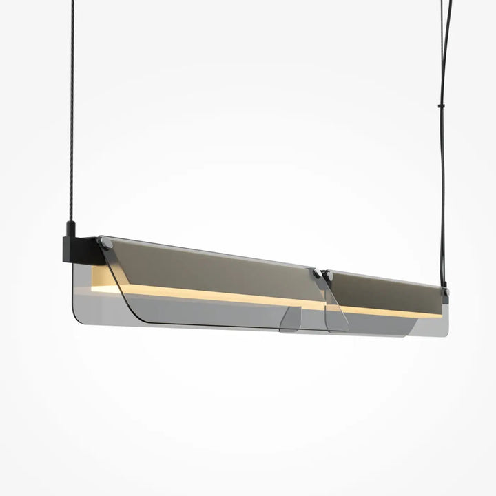 Suspension flat linéaire avec panneaux en verre teinté gris translucide et structure noire en métal avec led linéaire