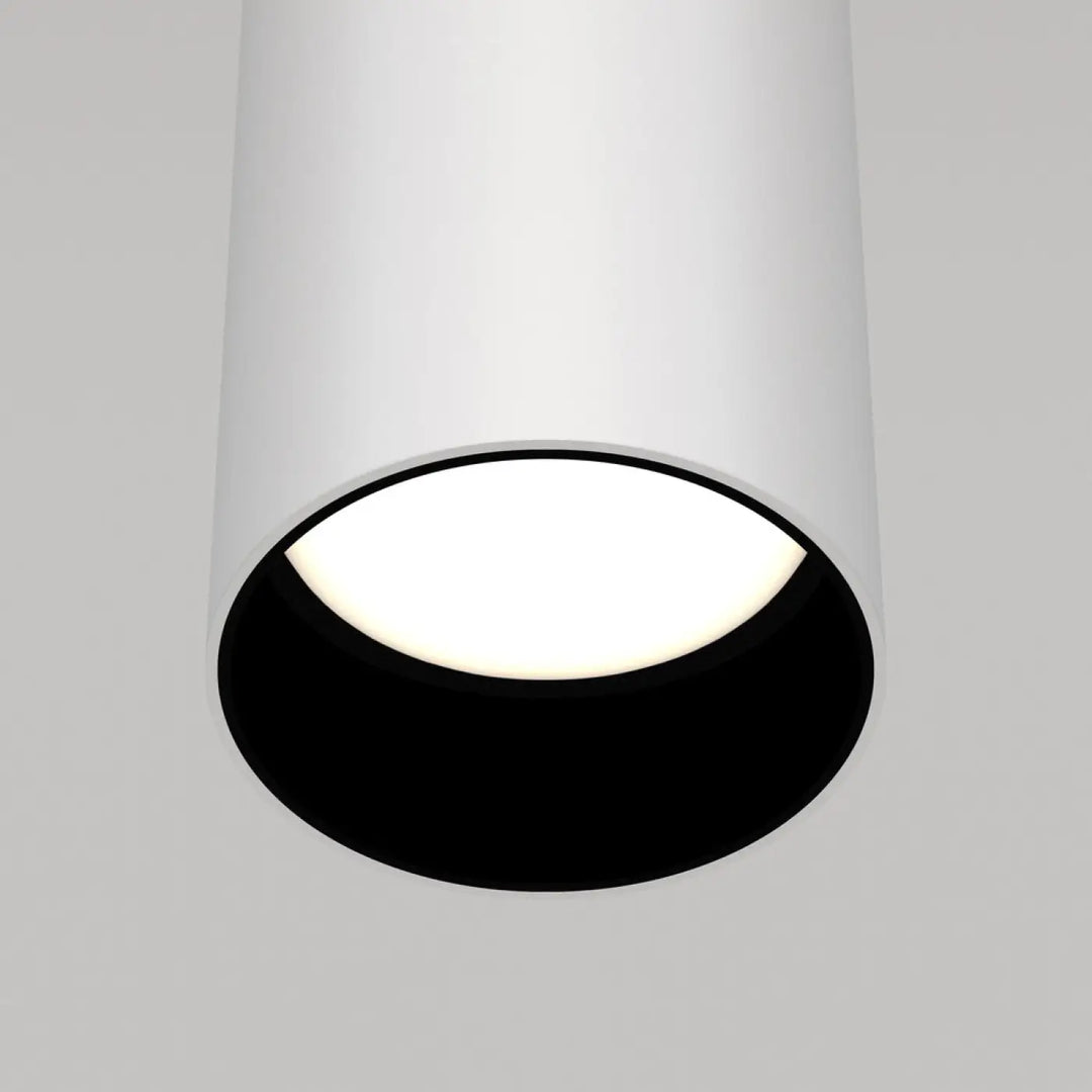 Suspension focus cylindre avec tube fin au-dessus d’un îlot, lumière circulaire blanche extérieure et intérieur noir