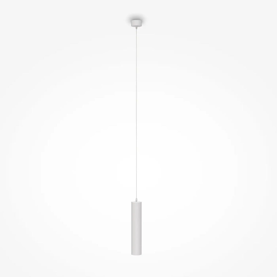 Suspension luminaire focus cylindre blanc minimaliste en tube fin au-dessus d’un îlot avec design moderne et épuré