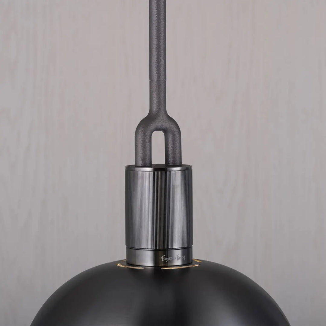 Suspension Forked Medium en finition grise avec abat-jour en métal et globe en verre opale #couleur_gris