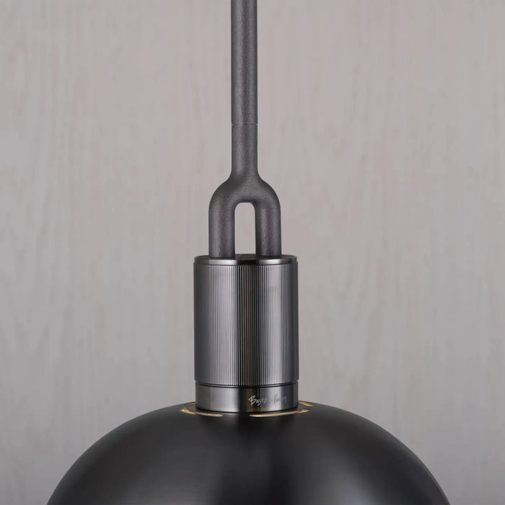 Suspension Forked Medium en finition grise avec abat-jour en métal et globe en verre opale #couleur_gris