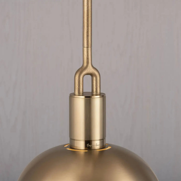 Suspension Forked Medium en finition laiton avec abat-jour en métal et globe en verre opale #couleur_dor