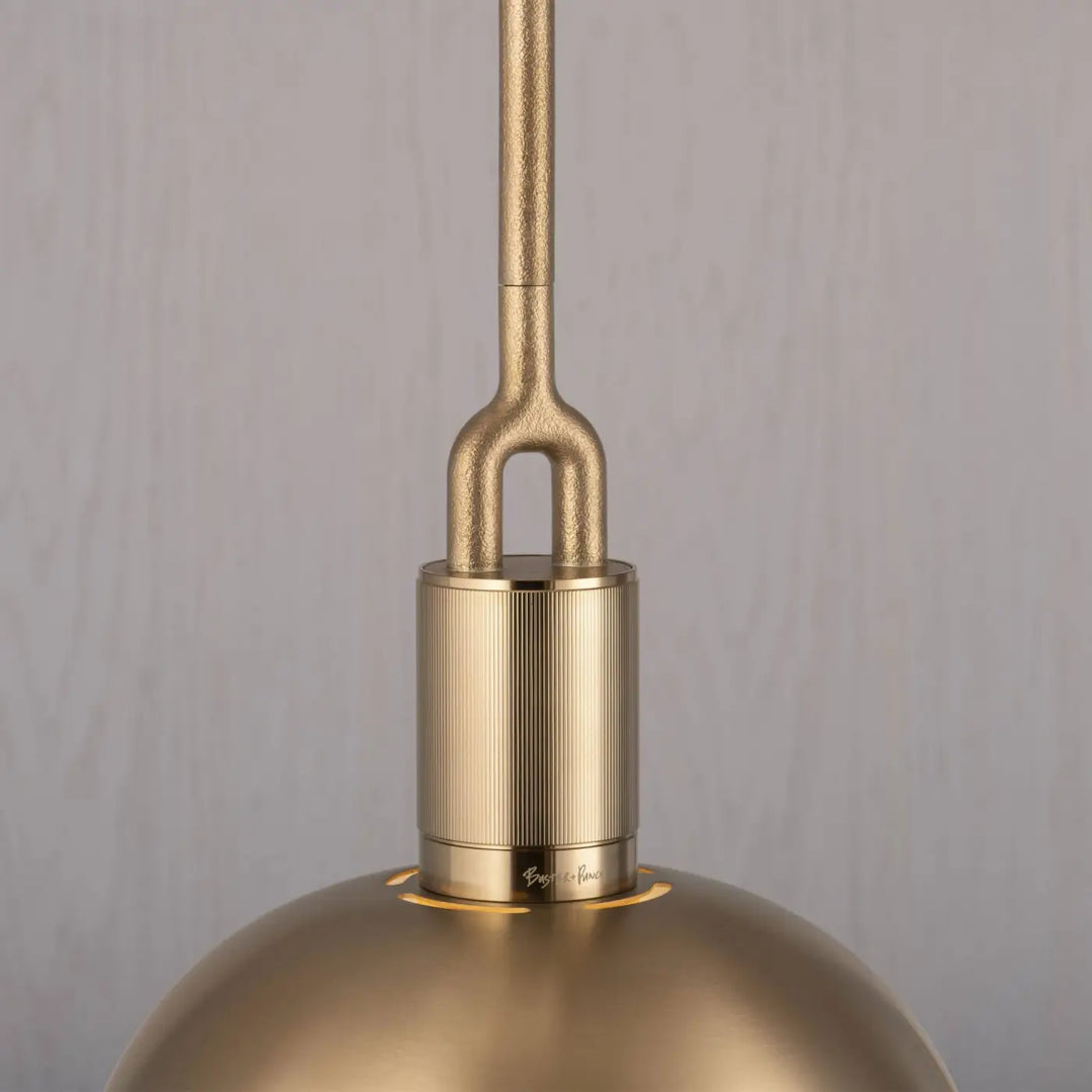 Suspension Forked Medium en finition laiton avec abat-jour en métal et globe en verre fumé #couleur_dor