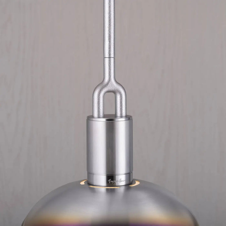 Suspension Forked Medium en finition acier brûlé avec abat-jour en métal et globe en verre opale #couleur_multicolore