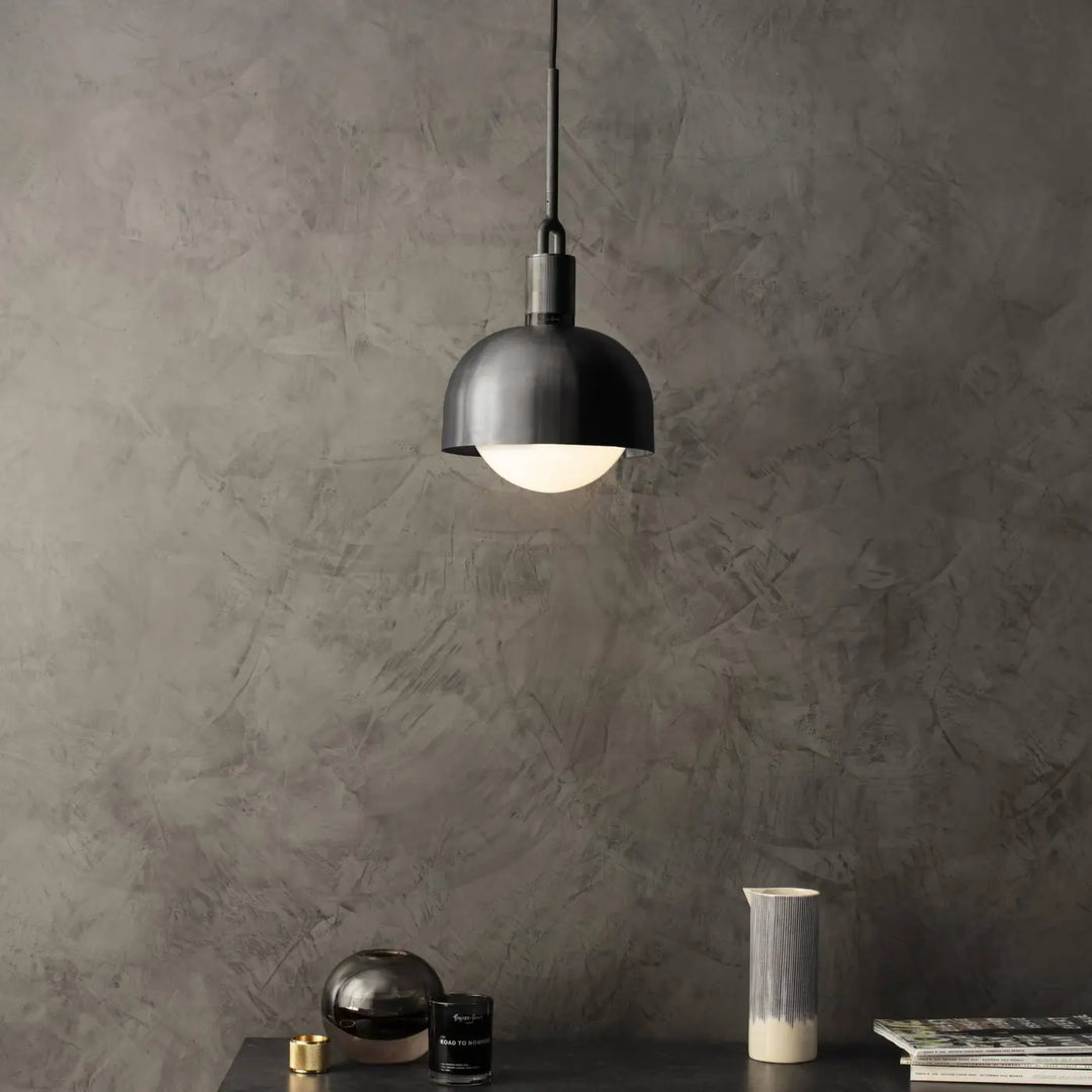 Suspension Forked Medium à abat-jour et globe, finition grise, dans un salon #couleur_gris