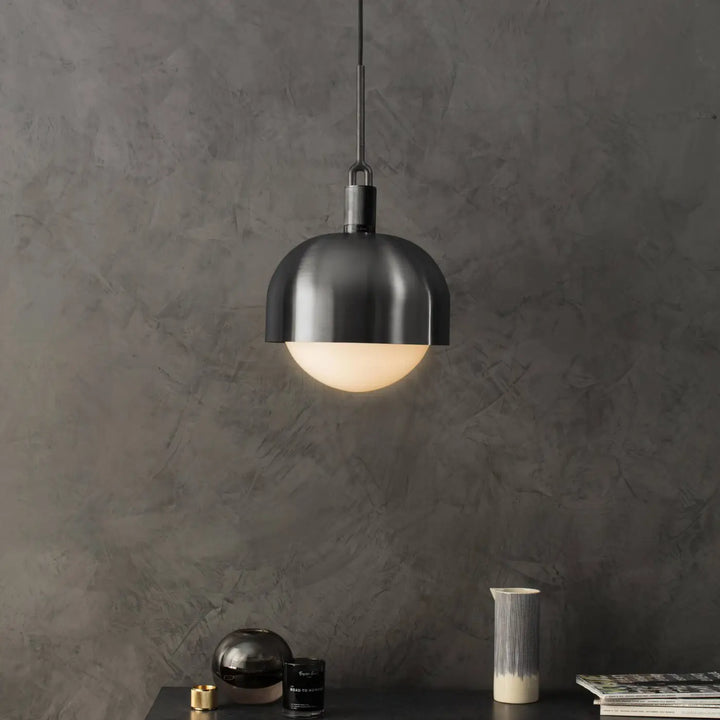 Suspension Forked à abat-jour et globe, finition grise, dans un salon #couleur_gris