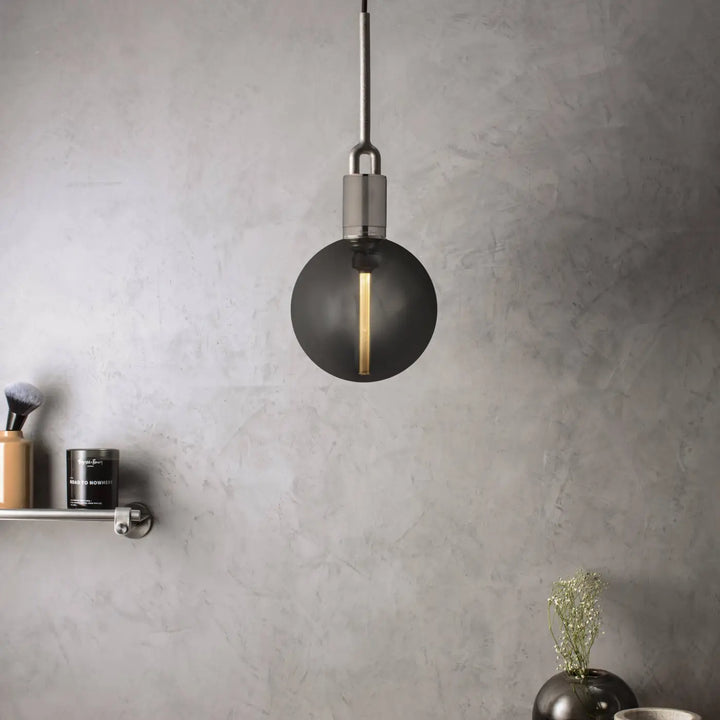 Luminaire Forked dans une chambre #couleur_gris