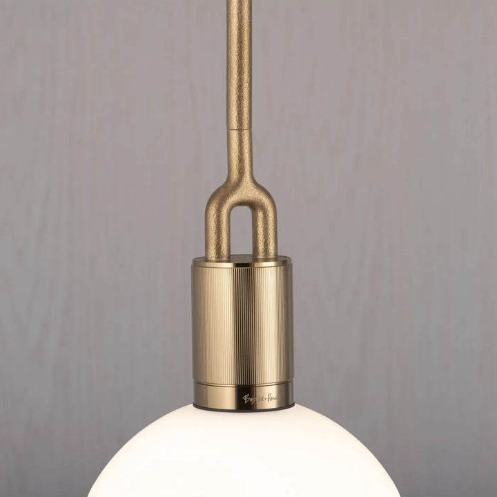 Suspension Forked Medium en finition laiton avec globe en verre opale #couleur_dor
