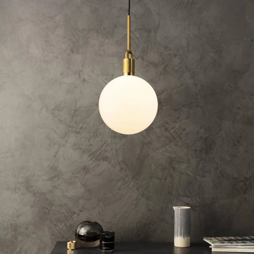 Luminaire Forked à globe dans un salon #couleur_dor