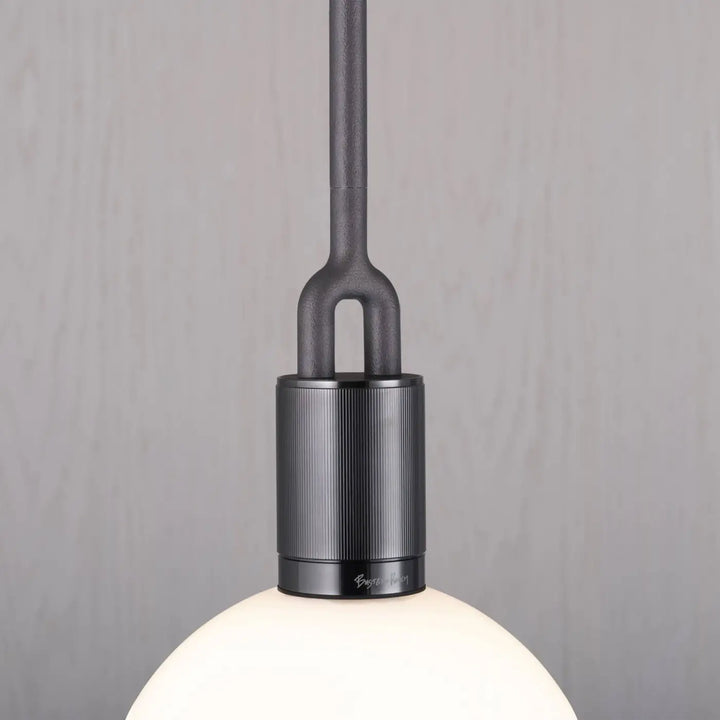 Suspension Forked Large en finition grise avec globe en verre opale #couleur_gris