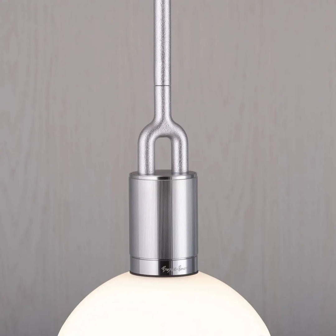 Suspension Forked Medium en finition acier avec globe en verre opale #couleur_argent
