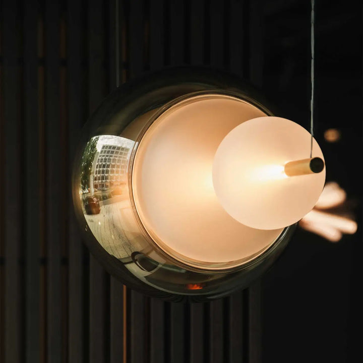 Suspension luminaire galileo avec globe intérieur en verre dépoli émettant une lumière chaude et sphère métallique réfléchissante