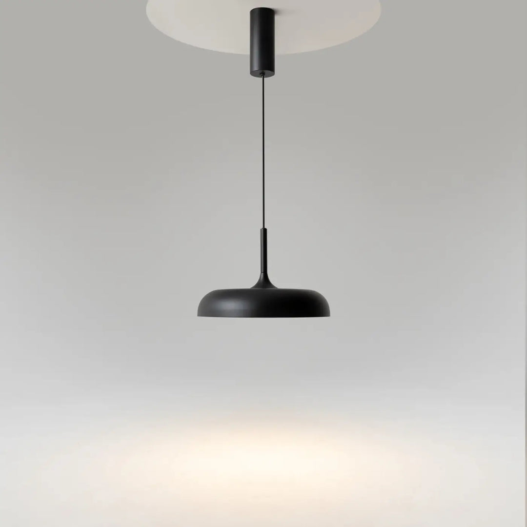Suspension gerhard coupole arrondie noire mate avec led intégrée et cordon mince au design minimaliste