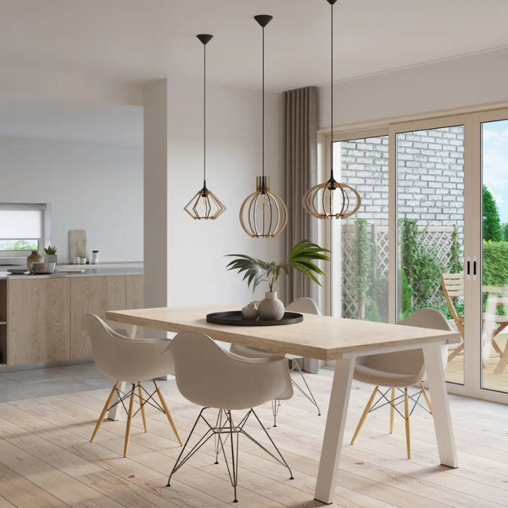 Suspension bois naturel au-dessus d'une table