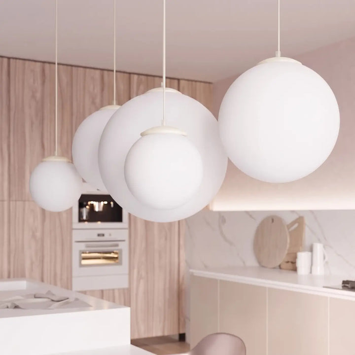 Suspension Ugo à globe en verre blanc et monture beige dans un intérieur contemporain