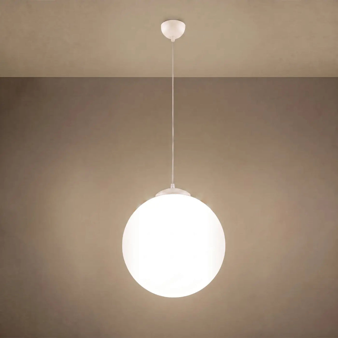 Suspension Ugo à globe en verre blanc et monture beige, allumée