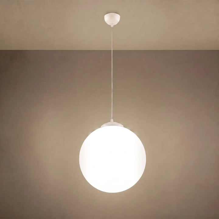 Suspension Ugo à globe en verre blanc et monture beige, allumée